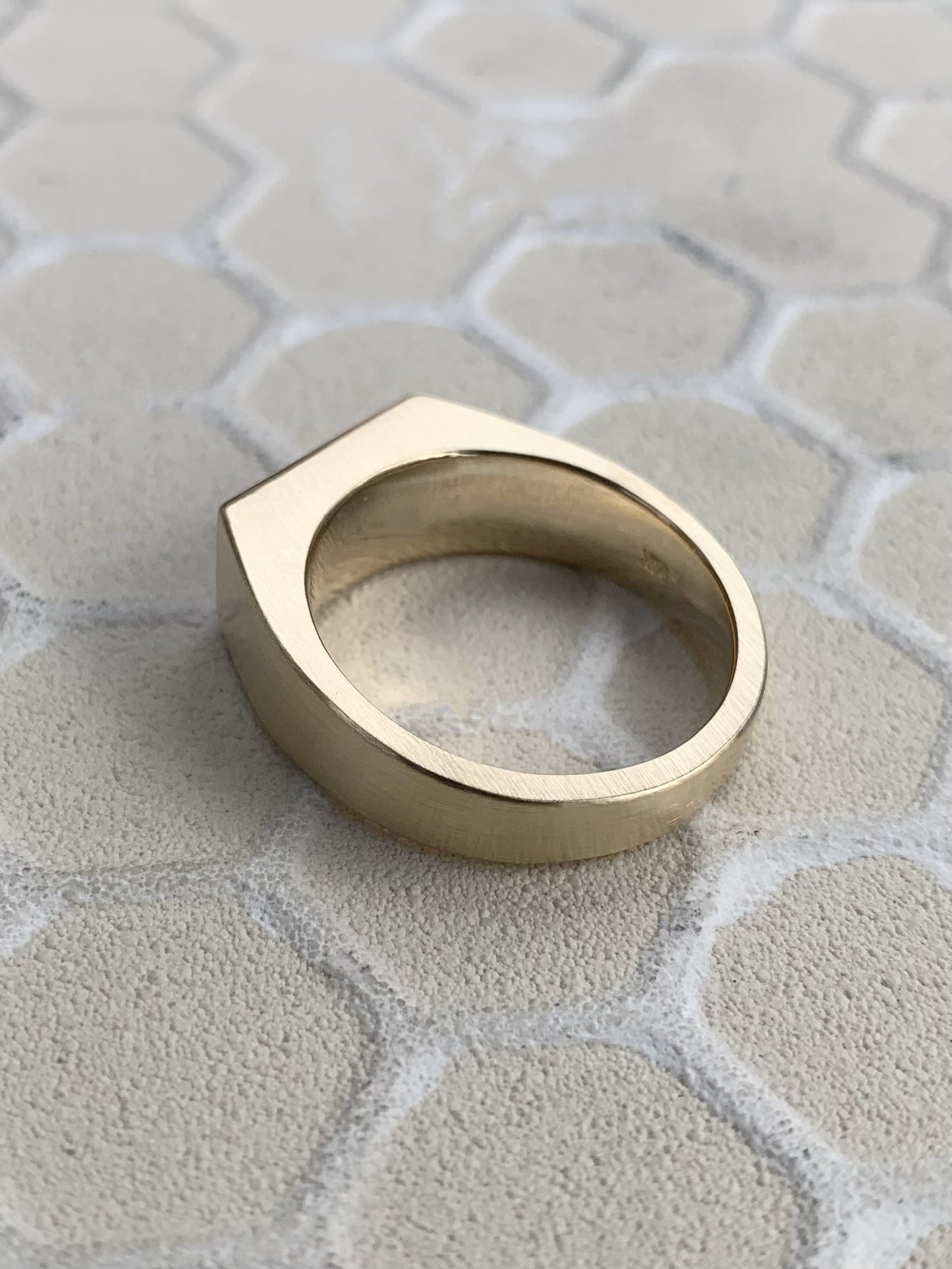 Wide rectangle signet 14k