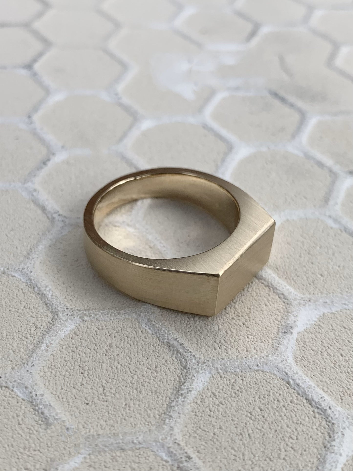 Wide rectangle signet 14k