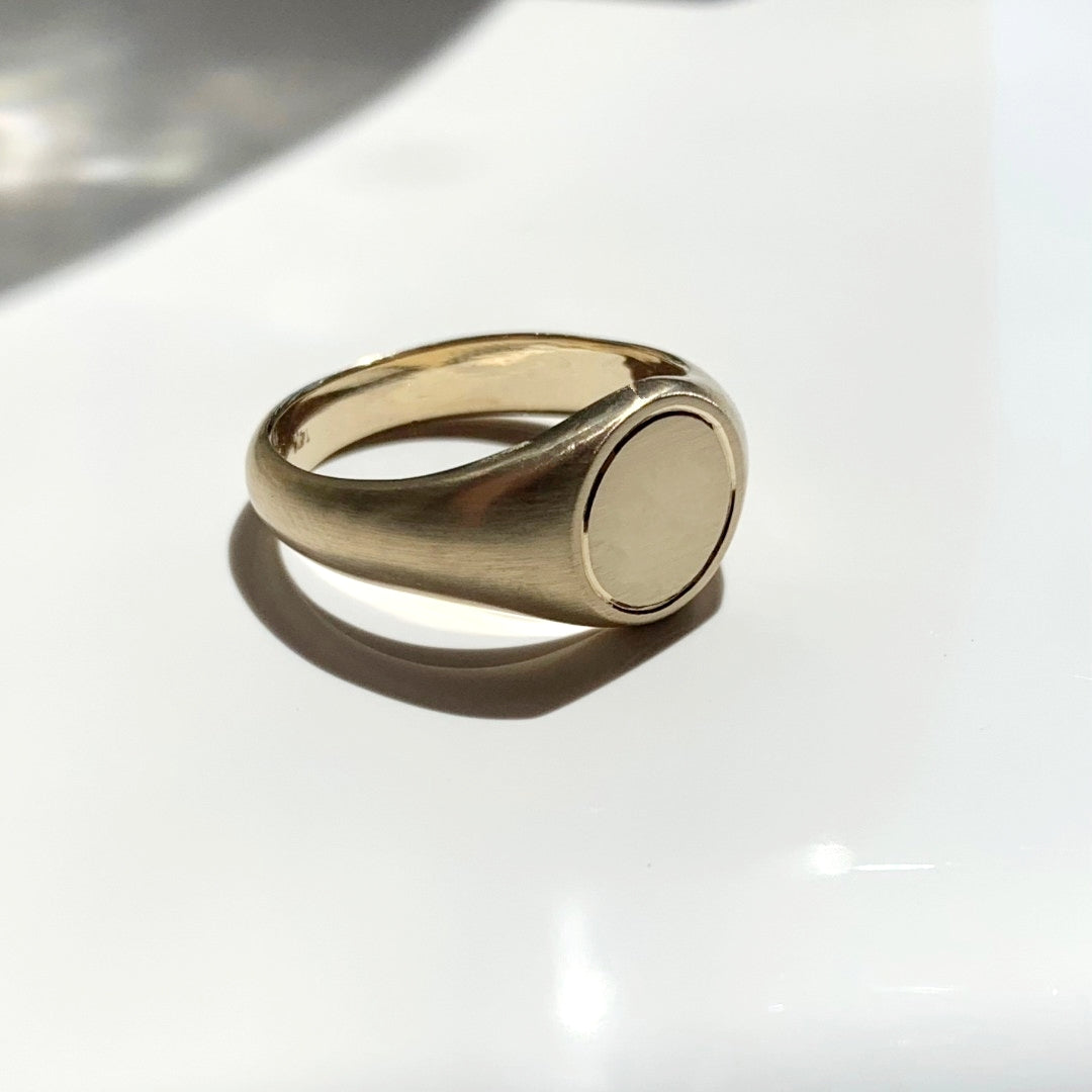 Circle signet 14k