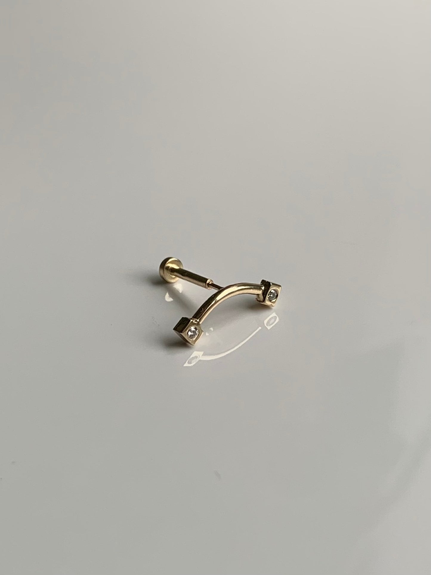 90's inspired gold cartilage earring.